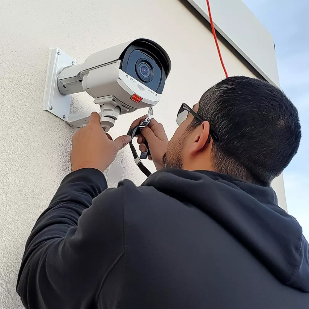Técnico Viziq instalando cámaras CCTV en Toluca