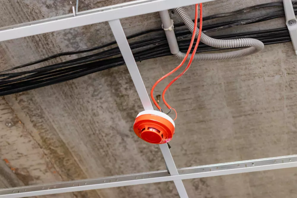 Técnico VizIQ instalando detector de humo en empresa en Toluca